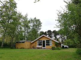 Cozy Bright Cottage Near Marielyst And Beach，位于博托比的酒店