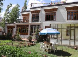 Nilza Guest House, hotel in Leh