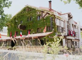 Le Cedrus Hotel, hotel in Al Arz