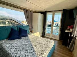 Houseboat Andora Riviera Luxury, hotel in Marina dʼAndora