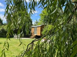 The little shepherds hut, hotel in Brinkworth