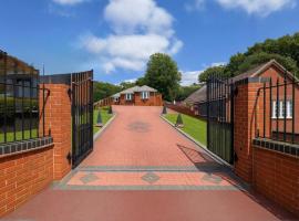 Spacious Bungalow - Hot Tub, Garden, Gated Parking, hotel in Dudley