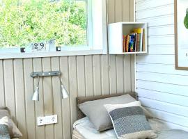 Lilla huset Bed & Breakfast - countryside guesthouse, free parking, Hotel in Örebro