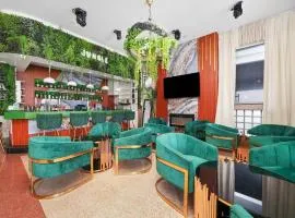 Chesterfield Hotel & Suites