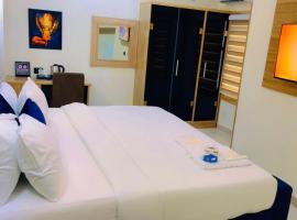 Triple J Universal Hotel and Suites、アサバのホテル