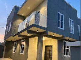 Luxurious Modern 2 bedroom house at Lakeside, hôtel à Ashalebotwe