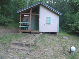 Chalet nature et lac dans parc résidentiel de loisirs, hotel in Lissac-sur-Couze