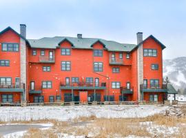 Trailside Escape 2BR Views Fireplace & Balcony, hôtel à Hunter