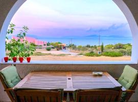 Spacious holiday house with seaview and garden, hotel in Áyioi