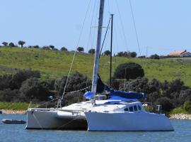 Cabines Catamaran Breakfast-Brunch Included, Optional Lunch & Dinner, hotel in Alvor