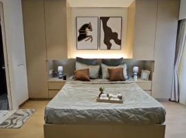 Neon - Royal Nest Aerotel with Pvt Balcony -1 km from Airport，位于浦那的酒店