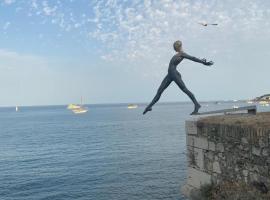 Séjour face au Vieil Antibes avec parking、アンティーブのホテル