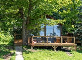 Lake Muskoka Deluxe 2-bdrm Cottage - Pier 100 #60, hotel in Port Carling