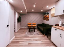 Spacious 2 bedroom 3 beds lower unit with separate entrance and parking space Near Downtown, Calgary Zoo, Costco and many more, ξενοδοχείο στο Κάλγκαρι