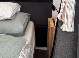 Remote Work Friendly Zahradní apartmán u jezera, hotel in Staré Splavy