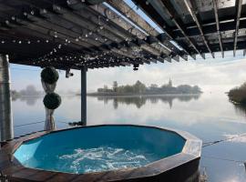 Houseboat on the water,位于利耶帕亚的酒店