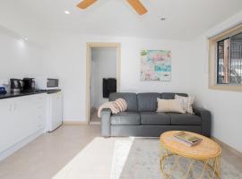 Lake House Studio - A Peaceful Waterfront Hideaway, ξενοδοχείο σε Karraganbah