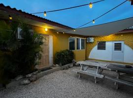 Casa Caia - simple rooms and studios at studenthouse, hotel v destinaci Willemstad