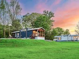 8 All Decked Out, Luxury Tiny House, Boat Parking Mins to Lake Guntersville, Downtown