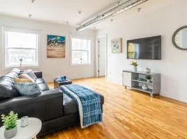 Stylish & Pet-Friendly 2BR Suite in Trendy Leslieville with Portable AC Nearest Intersection Eastern Ave