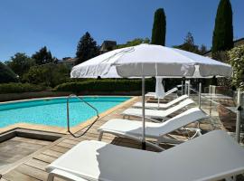 Le Mas de l'Orangerie 3 etoiles、グレウー・レ・バンのホテル