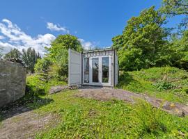 Corry Lodge Estate - Sheperds Huts or Container Stays with Sea View, hotel in Broadford