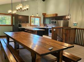 Just Steps from Blue with the Perfect View - 7BR, hôtel à Blue Mountains