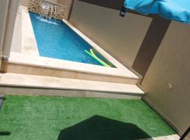 Maison avec piscine, Hotel in Shanīnī