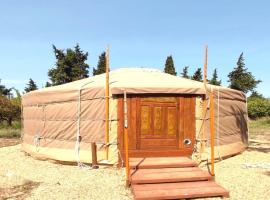 Distinctive tiny house in Sarrians with terrace、サリアンのホテル