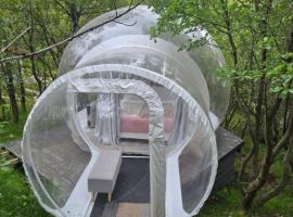Eyja Mork - Stargazing Igloo with shared Hot Tub, BBQ and kitchen - B3, ξενοδοχείο σε Stora Mork