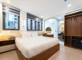 Golden Lunar Hotel - Moonlight Stay in Bui Vien Walking Street