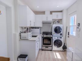 Quiet, cozy 2BR1BA private entry near Skytrain, hotel in Vancouver