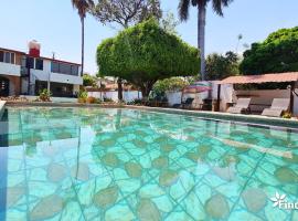 Finca Taino. Hermosa casa con alberca, hotel en Jiutepec