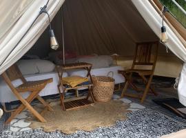 Glampingtelt i fjordkanten, Rønlund Hyttepark、ロンのホテル