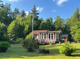 Magical hide-away in the forest, hotel in Trensum