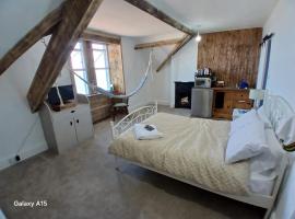 Eagles Nest Sea view with ensuite 3rd floor, Hotel in Pwllheli