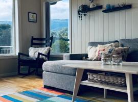 Cabin by the lake with 3 bedrooms、Kvamのホテル