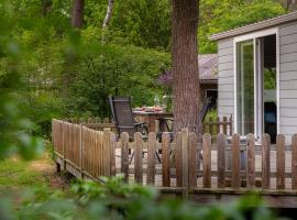 Forrest Lodge in bosrijke omgeving de Veluwe - met terras, tuin en fietsschuurtje、ヌンスペートのホテル