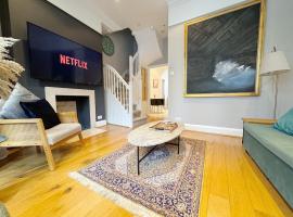 Stylish Duplex Condo Opposite Hyde Park, Hotel in London