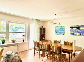 VILLA ORANGE - Spacious piano home in Klaksvik, viešbutis mieste Klaksvíkas
