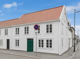 Renovated 2025 - AC & terrace - Historic building, Hotel in Kristiansand
