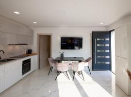 Modern Grey Harmony Retreat Apartment, hotel in Bertoki