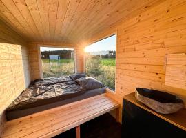 Maringotka uprostřed ničeho, hotel in Třemošná