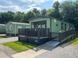 10 Borwick Lakes, Carnforth - En suite - King size bed, Hotel in Carnforth