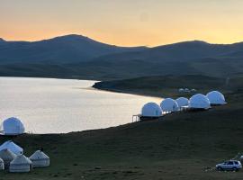 Son-Köl Glamping، فندق في Song-Kul