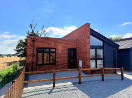 Peaceful brand new bungalow, отель в городе Southminster