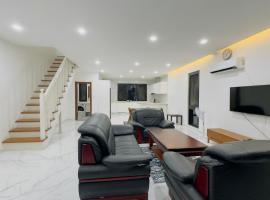 Golden Palm Apartment with overlooking view, hotel in Port Vila