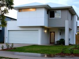 A picture of the hotel: Petrie Beach Holiday Home
