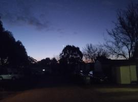 Stay in a tent in beautiful Jindabyne !, hotel en Jindabyne