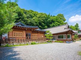 Yongin Yejik Hanok Pension, hotel in Nambalan